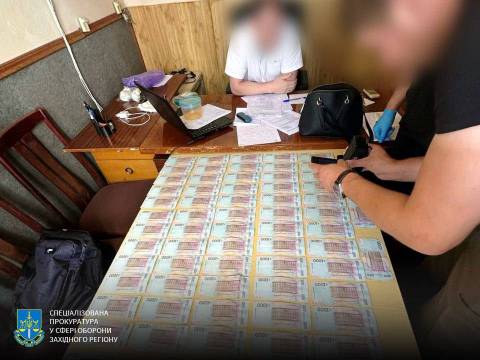 Директора та інженера оборонного підприємства Львівщини викрили на хабарі у 80 тисяч гривень