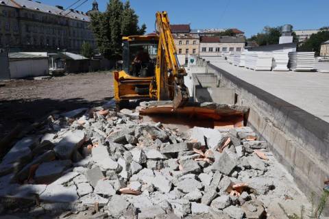У Львові стартував демонтаж бетонних плит на території колишнього ринку Добробут