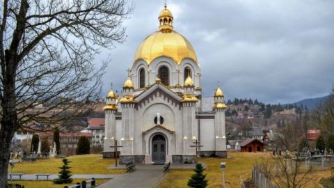 У Славському автентичні розписи в церкві замінили керамічною плиткою