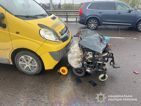 На Сихові водій Opel Vivaro збив людину