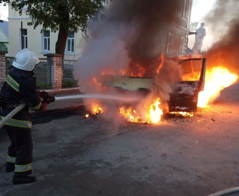 На Миколаївщині під час руху вщент згоріла іномарка Volkswagen