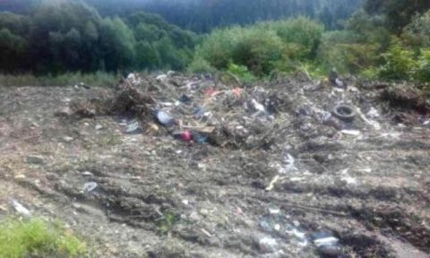 У Сколе комунальники незаконно скидували сміття на березі річки