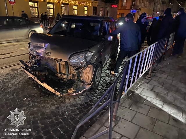 У Львові на Личаківський п'яний водій в'їхав у два авто