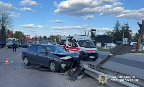 Поблизу Львова авто Hyundai Elantra в'їхало у відбійник: загинула водійка