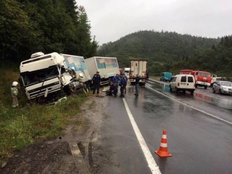 На Сколівщині зіткнулись дві вантажівки: є постраждалі