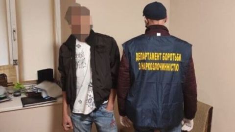 На Львівщині п'ятеро чоловіків продавали наркотики через Телеграм-канал