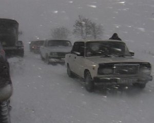 Рятівники звільнили 173 автомобілі зі снігового затору