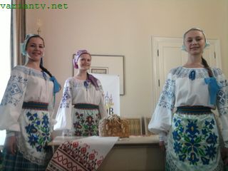 Сьогодні у Львові дівчата з короваєм зустрічають збірні Німеччини та Португалії