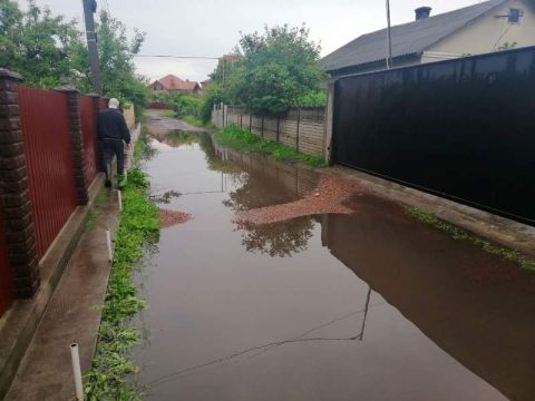 У Червонограді через негоду підтопило житловий будинок та присадибні ділянки