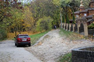 церква ікони Пресвятої Богородиці Всецариці, заїзд у парк