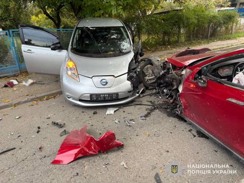 У Дрогобичі п'яна водійка Tesla врізалась у Nissan Leaf: є постраждалий