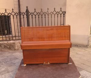 У Львові відкрили вуличне піаніно