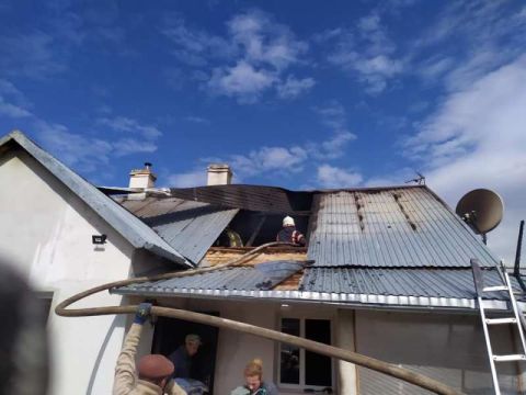 10 рятувальників гасили пожежу у житловому будинку на Львівщині