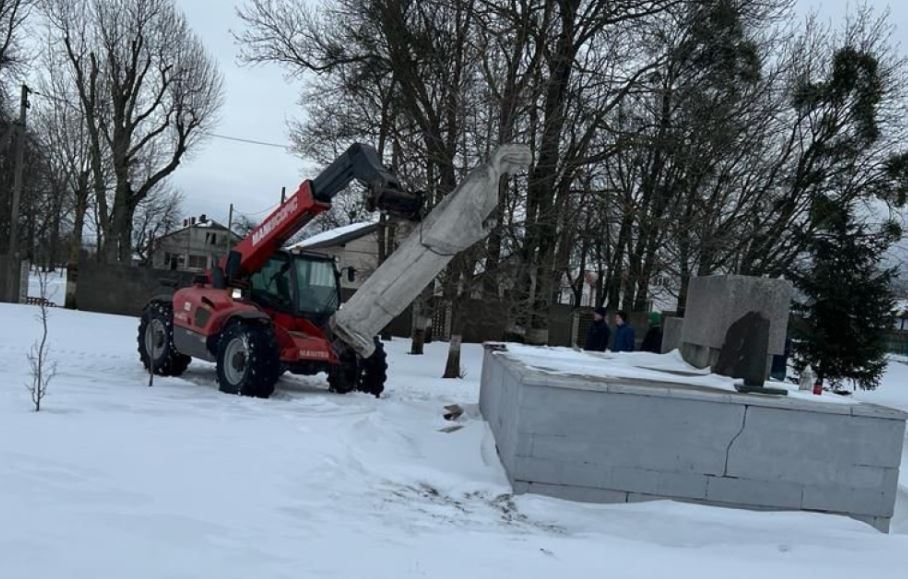 На Львівщині залишилось демонтувати 8 радянських пам'ятників