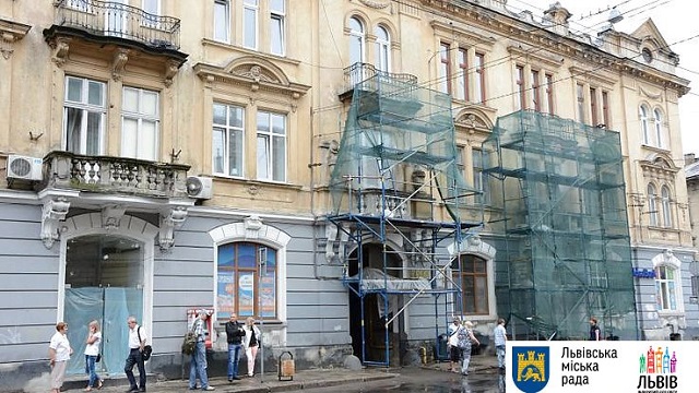 У Львові завершують ремонтувати балкони-захисники пасажирів маршруток