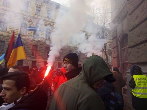 Активісти залишили бруківку біля Нацполіції Львівщини і запалили димові шашки (оновлено)