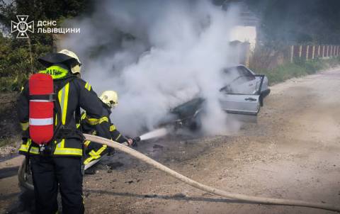 У Миколаєві під час руху згріло авто Audi 80