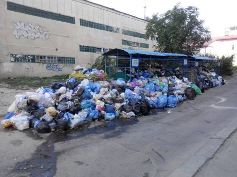 Франківський район Львова потопає у смітті третій день поспіль