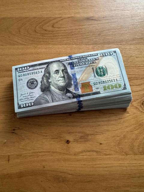 У Рава-Руській виявили понад вісім тисяч доларів прихованої готівки