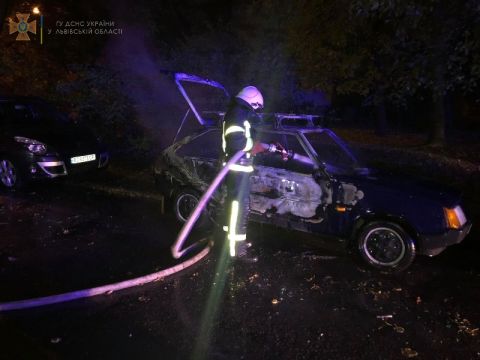 У Львові вщент згорів легковик