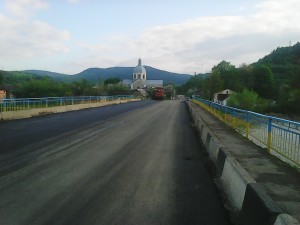 На Львівщині відновили дорожнє покриття 2 мостів