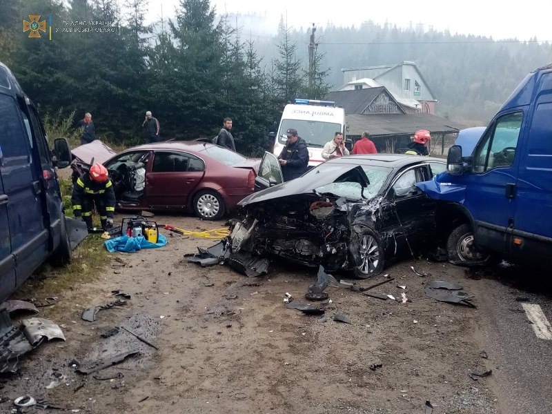 На Самбірщині у ДТП з чотирма автівками постраждали двоє людей