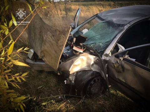 На Львівщині водій Skoda Octavia з’їхав у кювет та перекинувся