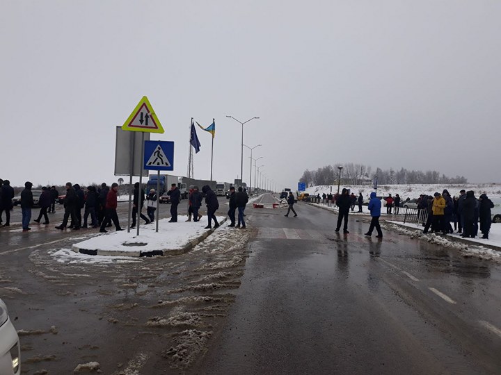 "Човники" перекрили дорогу до двох пунктів пропуску на кордоні з Польщею