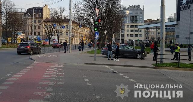 Біля Forum Lviv водій іномарки виїхав на тротуар і збив пішохода