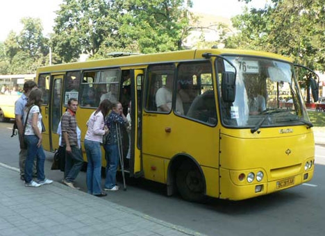 У Франківському районі влаштувано дві зупинки громадського транспорту
