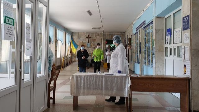 У Львові вакцинацію від коронавірусу проводять у стаціонарних пунктах львівських лікарень