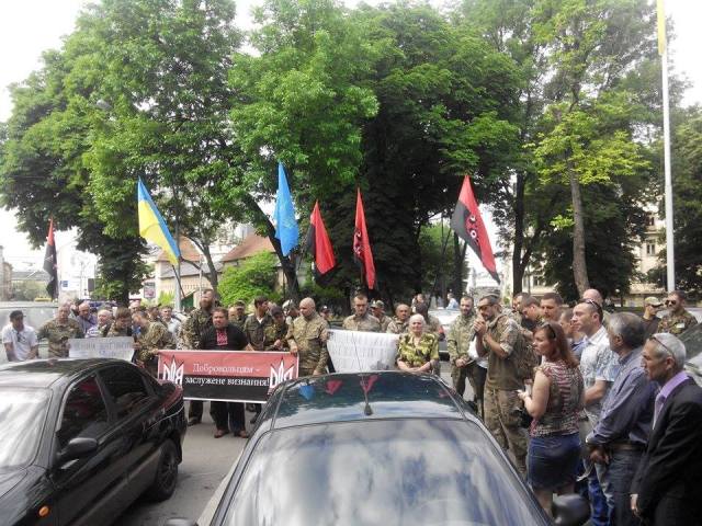 Під Львівською облрадою пікетують бійці добровольчих батальйонів