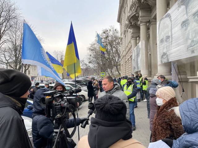 Профспілки Львівщини пікетують Львівську ОДА