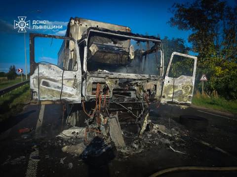 На Золочівщині під час руху згоріла вантажівка
