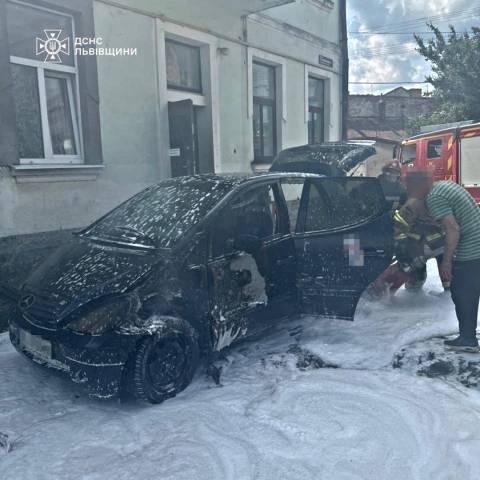У Жовкві зайнялась автівка Mersedes Benz
