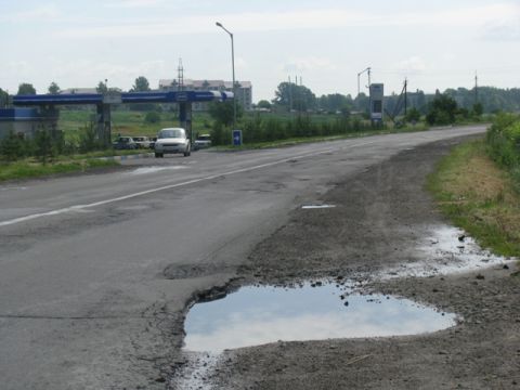 Підрядник за отримані гроші не відремонтував дорогу у Жовкві