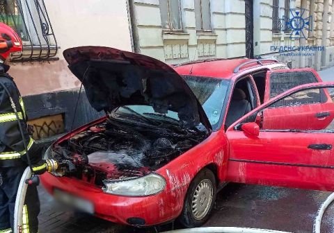 У Львові зайнялась автівка Ford Mondeo