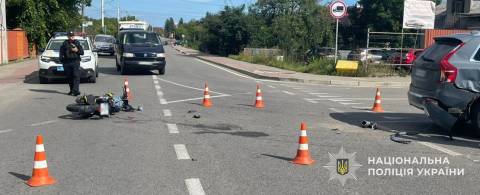 У Пустомитах водійка Volvo XC90 збила підлітка на мотоциклі 