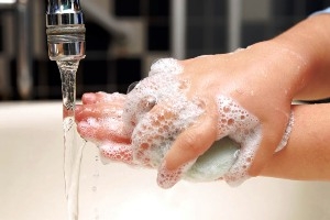 У Садового відучують працівників мити руки з милом