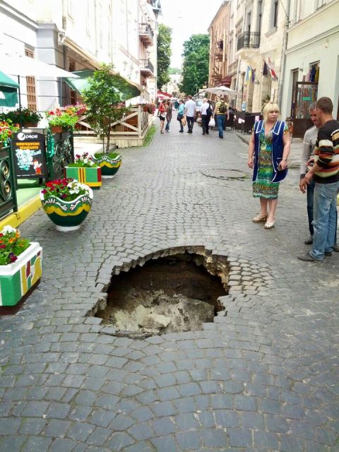 У центрі Львова провалилася бруківка