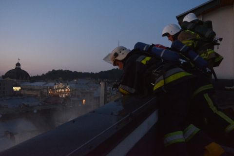 40 рятувальників гасили пожежу у центрі Львова