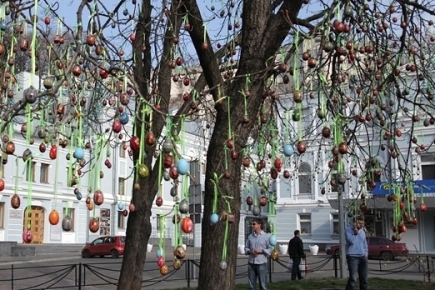 Львівські школярі прикрасять міські дерева сотнями писанок