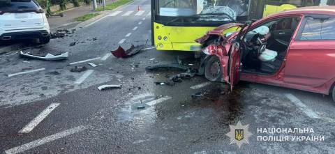 У Львові в потрійній ДТП з маршруткою постраждали водій та пасажирка легковика