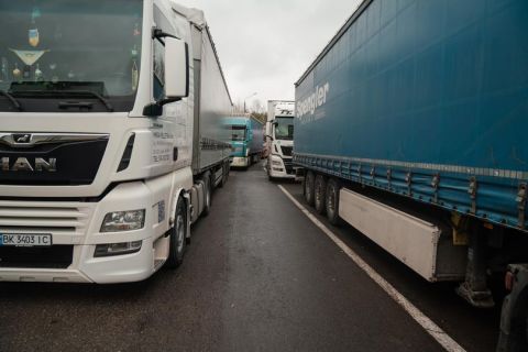 Польські митники призупинили пропуск українських вантажівок на кордоні