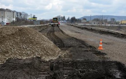 На Львівщині через ремонт дороги обмежили рух транспорту поблизу Золочева