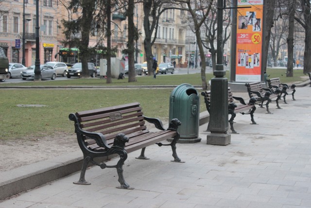 АМКУ виявив змову на аукціоні з ремонту лавочок у центрі Львова