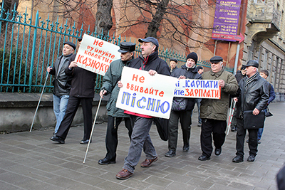 Незрячі бандуристи провели флеш-моб під казначейством у Львові через не виплату зарплат