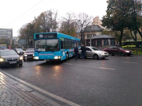 ДТП у центрі Львова: автівка зіткнулась із маршруткою