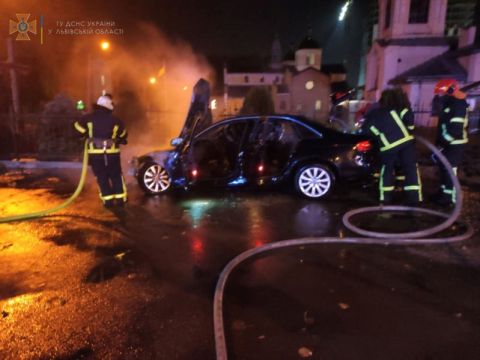 У Львові вщент згоріла автівка Audi, яка в'їхала у металевий паркан