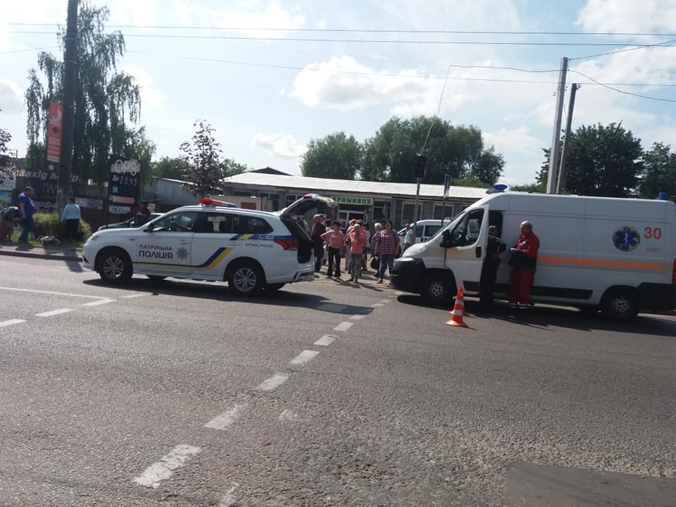 У Львові на пішохідному переході автівка поліції збила двох людей